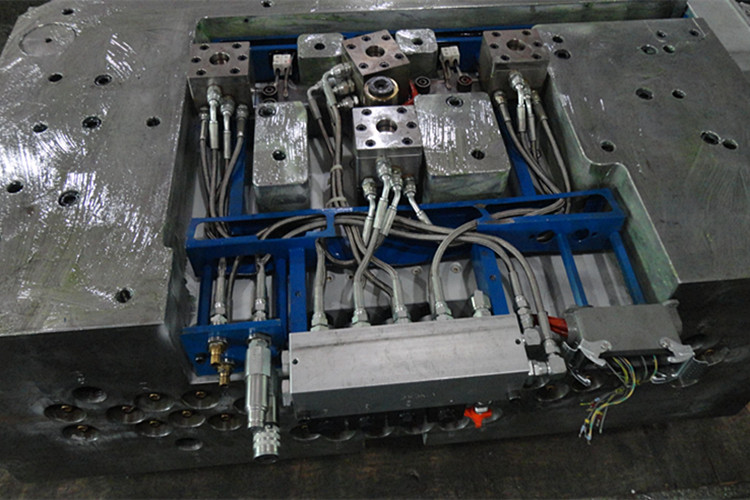 熱流道模具.jpg 熱流道模具.jpg